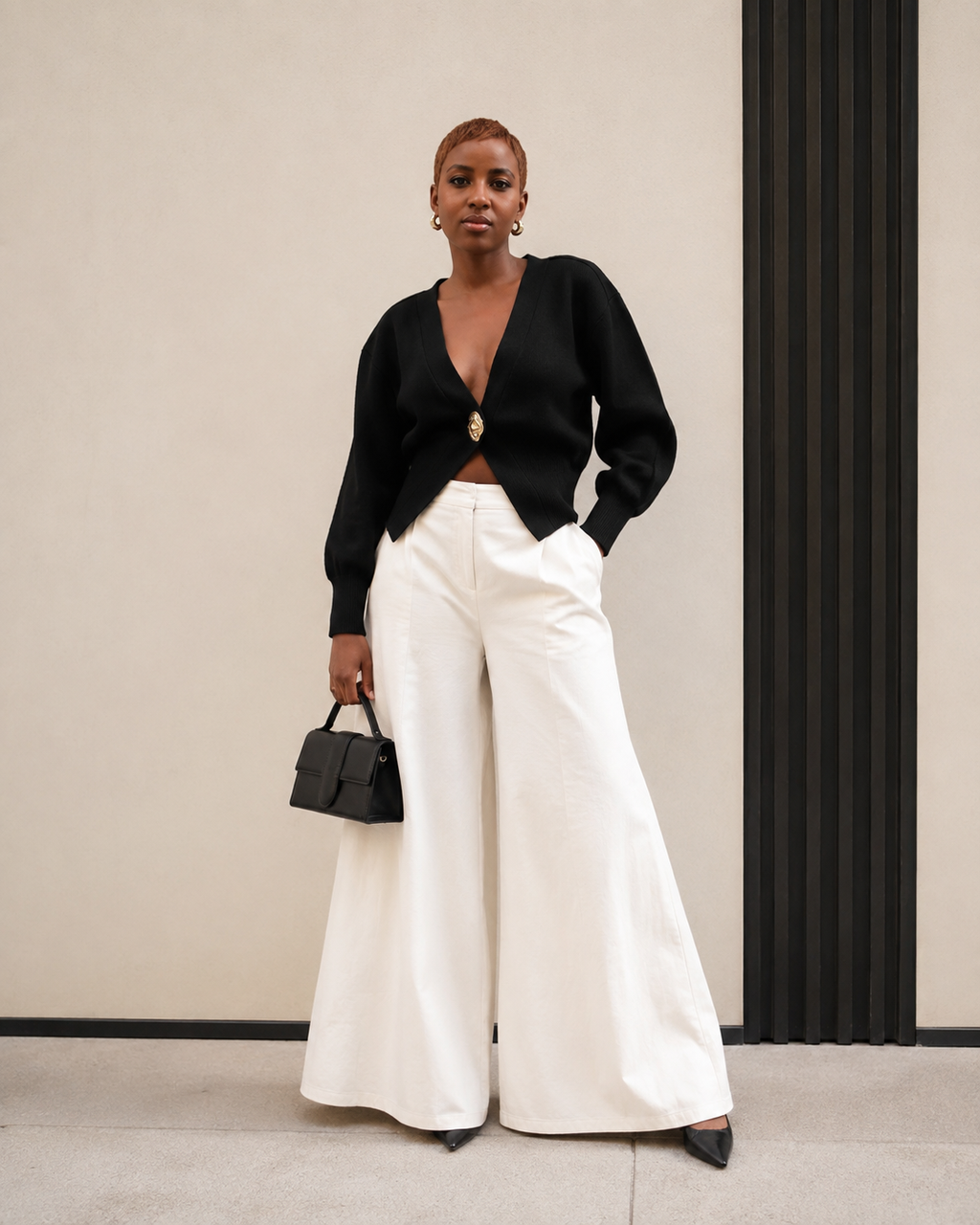 Smart-Casual Chic – Cream V-Neck Cardigan with Gold Buttons