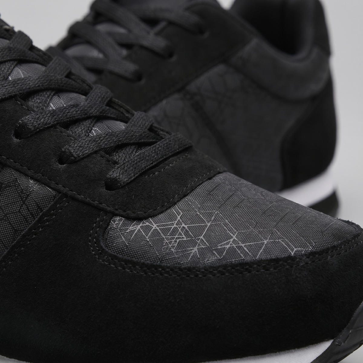 Men's Low-Top Sneakers with Patterned Design for Casual Wear